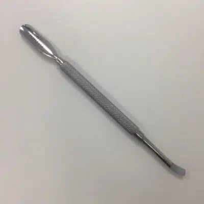 Repoussoir à cuticules silver avec tranchant