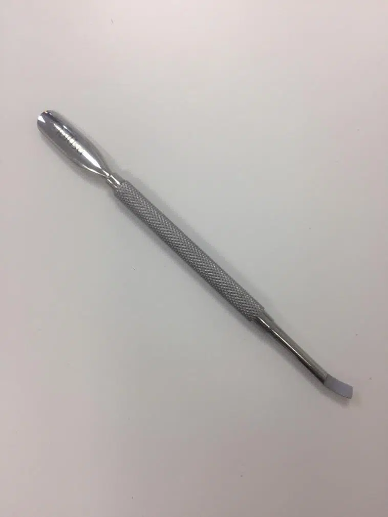Repoussoir à cuticules silver avec tranchant 1 Repoussoir à cuticules silver avec tranchant