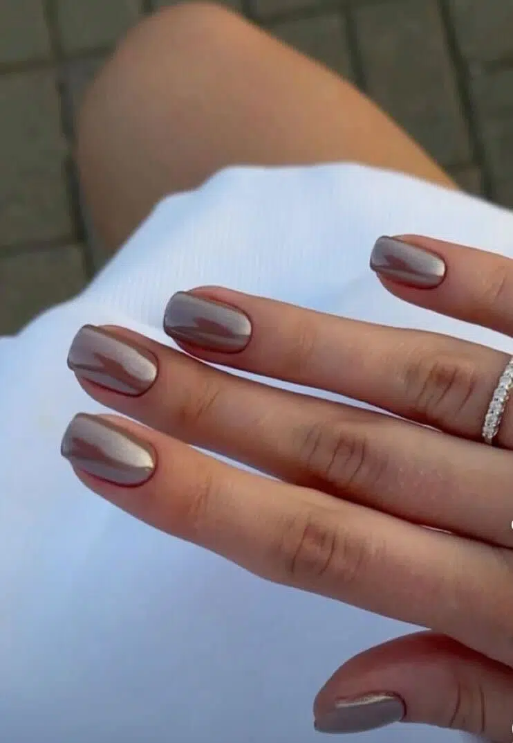Effet chrome ongles : le secret pour une manucure ultra-brillante et tendance 1 effet-chrome-ongles