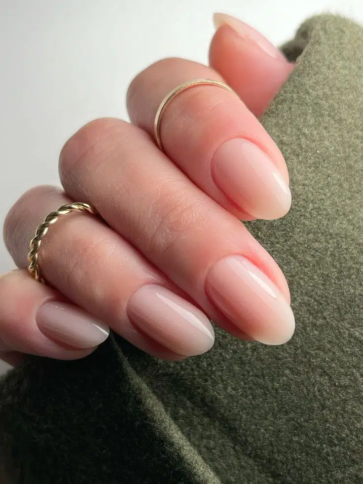 Manucure russe : la technique révolutionnaire pour des ongles parfaits 1 manucure-russe