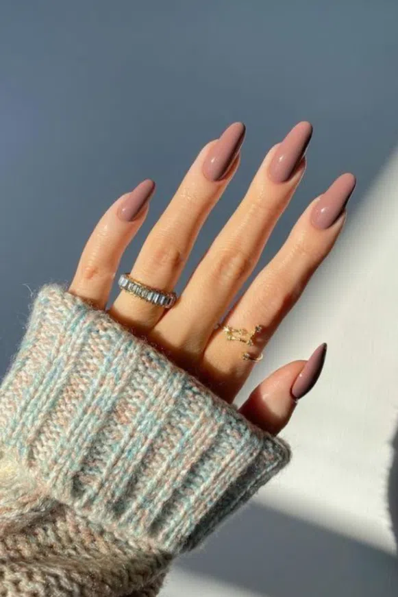 Automne - hiver 2025 : Les couleurs tendance pour une manucure élégante 3 couleur-tendance-ongles-automne-2025-vernis-nude