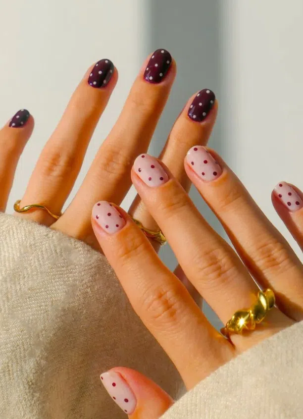 Automne - hiver 2025 : Les couleurs tendance pour une manucure élégante 4 ongles-polka-dots-tendance-automne-hiver-2025